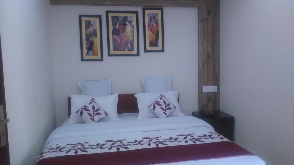Breeze Hotel Силигури Екстериор снимка