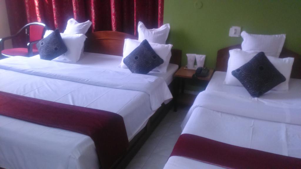Breeze Hotel Силигури Стая снимка