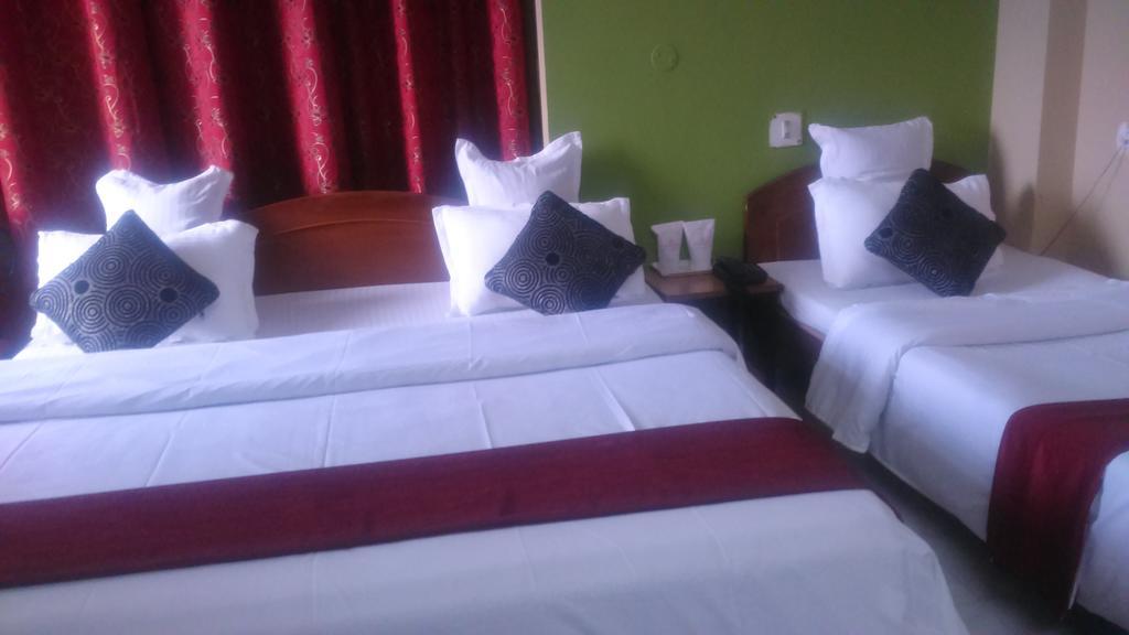 Breeze Hotel Силигури Стая снимка