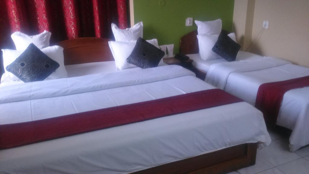 Breeze Hotel Силигури Стая снимка